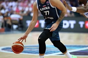 关于东契奇在巴塞罗那比赛中关键助攻，逆转引发热议！的信息