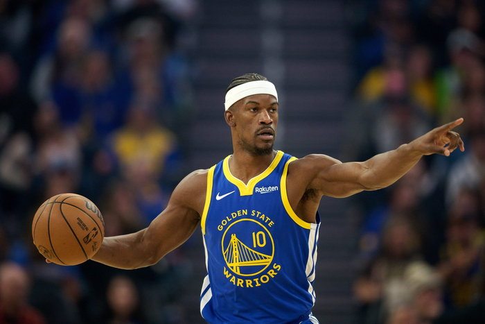 包含巴特勒连续十二场比赛得分超过关键助攻，老鹰挑战极限！的词条